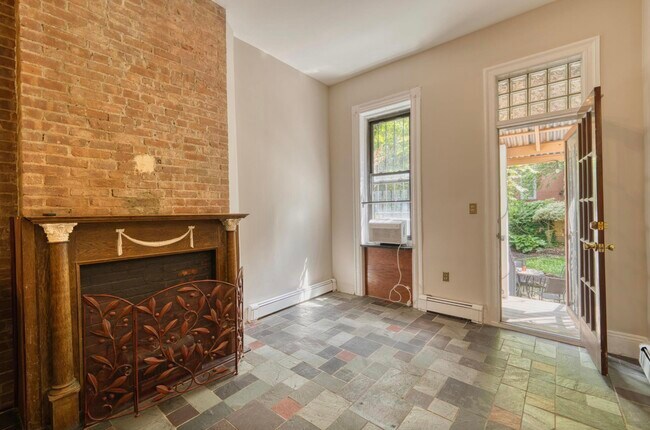 Building Photo - 167 Christopher Columbus Dr