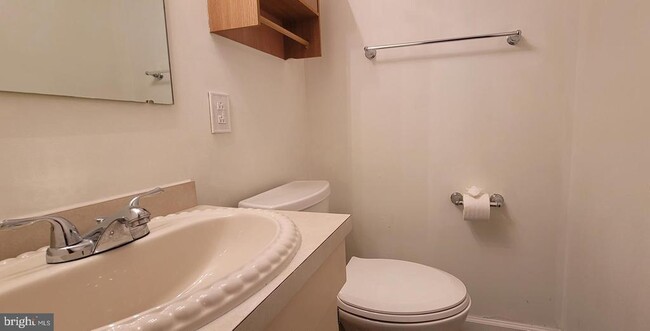 Building Photo - 2209 Greenwood Dr