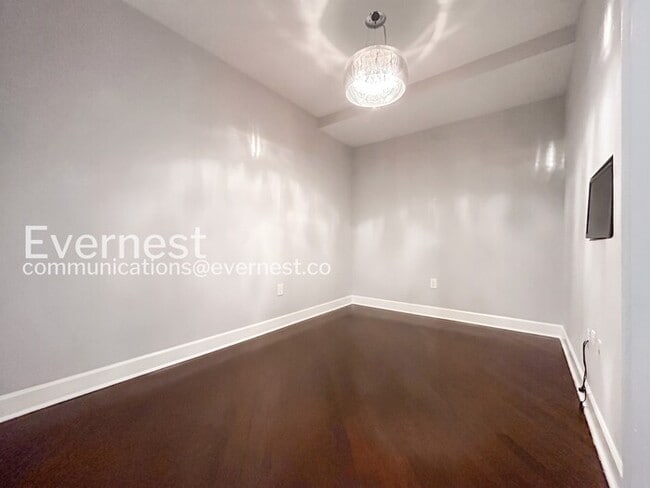 Building Photo - 3 Bed/2.5 Bath Condo with Modern Amenities / Available Now!