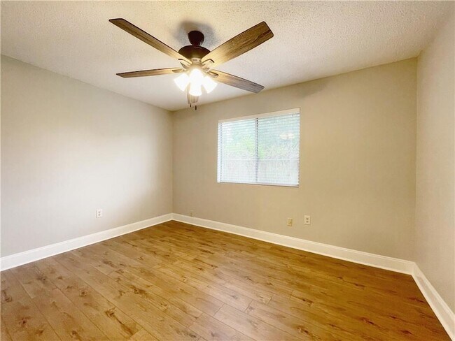 Building Photo - 301 Somerset Dr