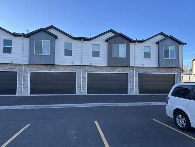 Building Photo - 848 250 N