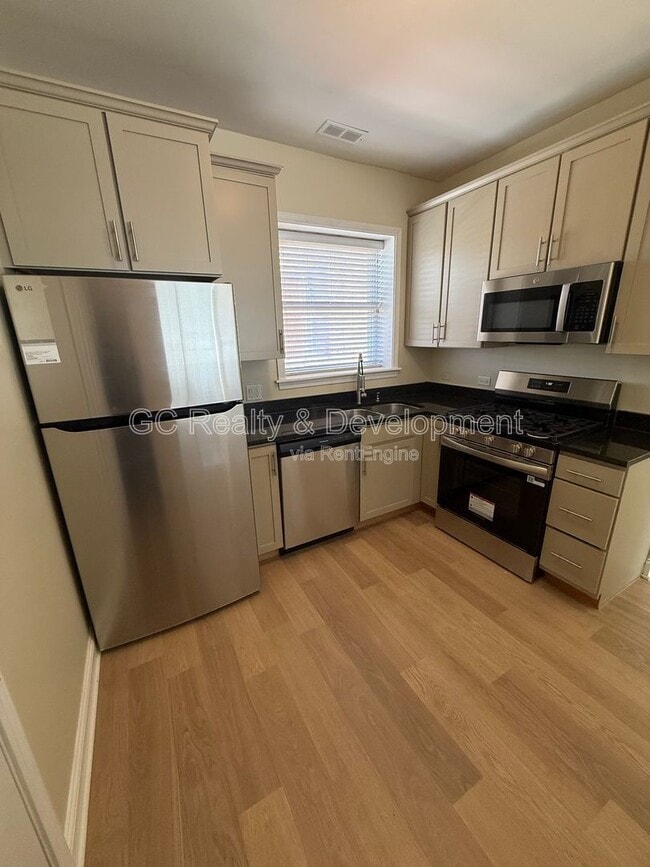 Building Photo - 4652 N St Louis Ave