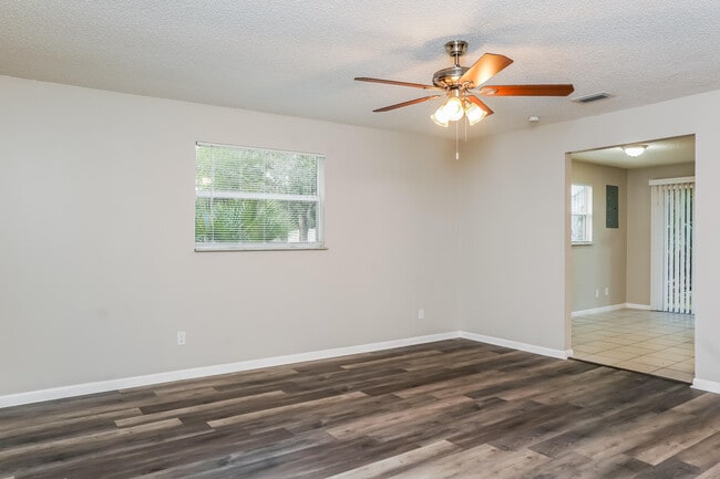 Building Photo - 6576 4th Ln
