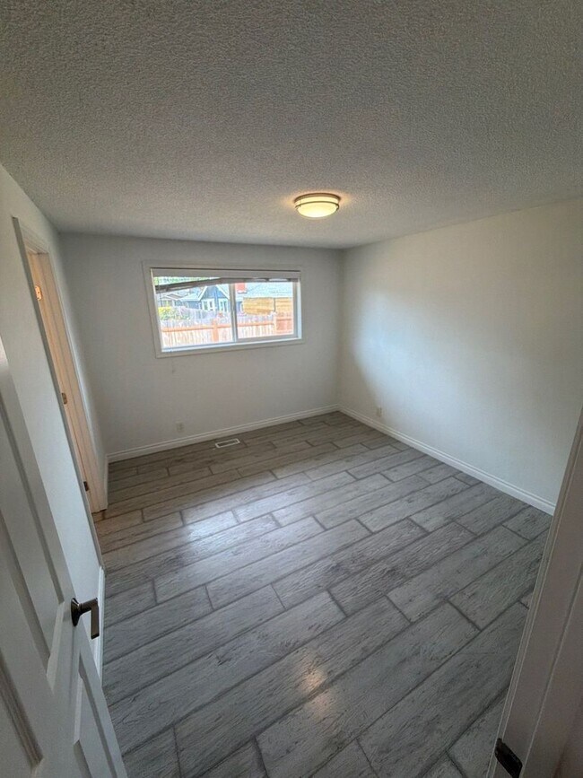 Building Photo - 1085 Saville Ave