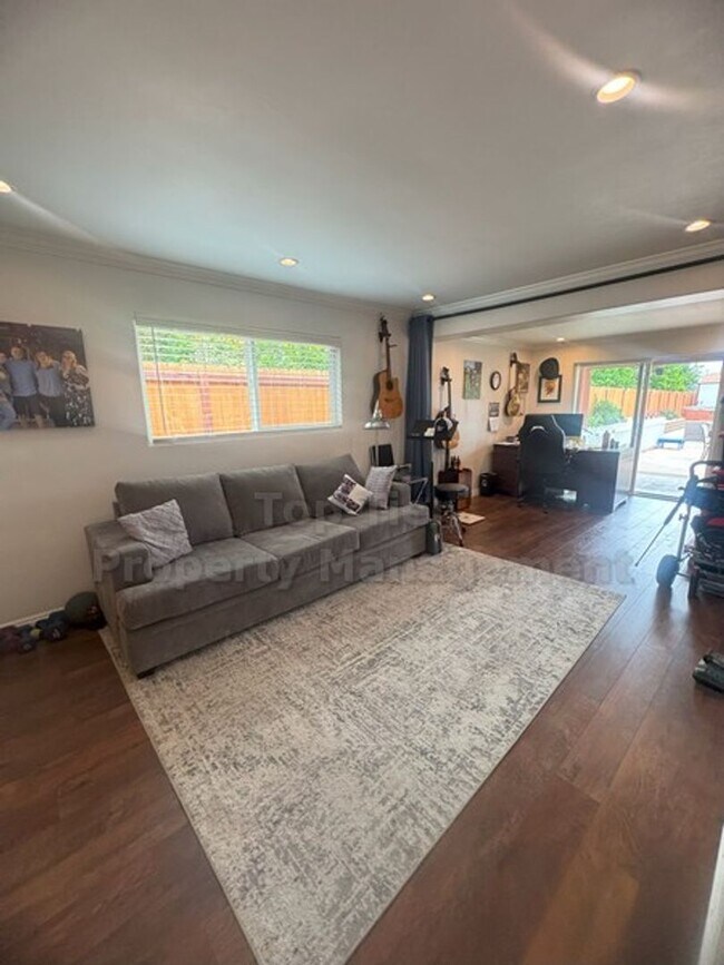 Building Photo - Beautiful Vista Home 3 bed / 3 bath / 1957...