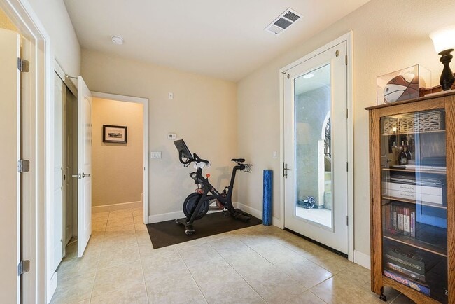 Building Photo - UPDATED LARGE 1600 sq/ft 3BR/3.5BA Central...