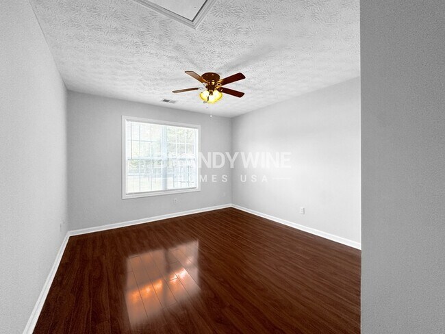 Building Photo - 2033 Lake Paradise Rd