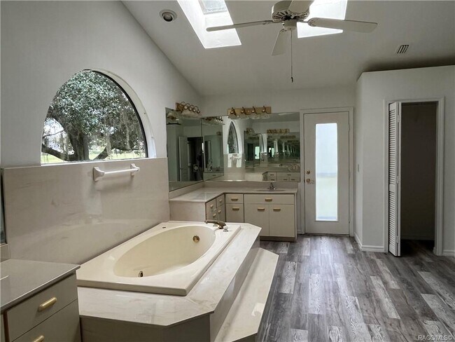 Building Photo - 558 E Jenkins Ct