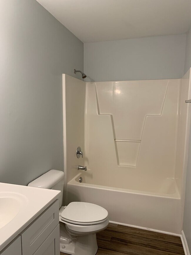 Building Photo - 3 Bedroom 2 Bath Renovated House Available Now on Park Avenue