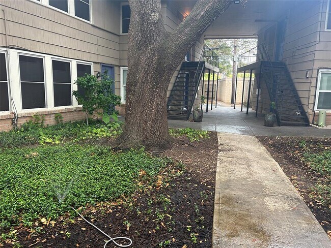 Building Photo - 4020 Blue Bonnet Blvd