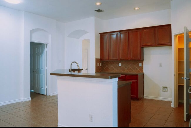 Building Photo - 614 Valencia Dr
