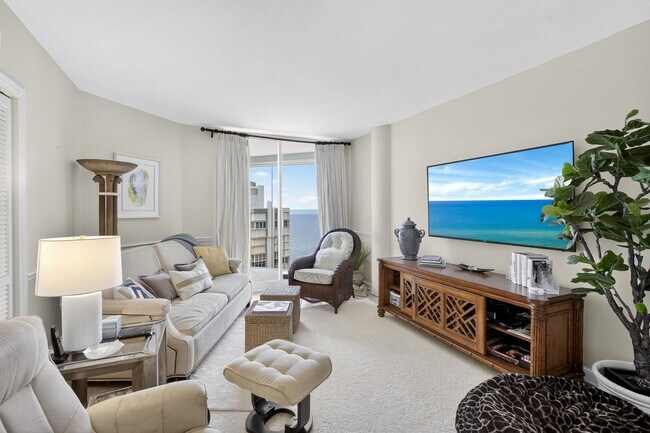 Building Photo - Rare 18th-Floor 3 bed, 3 bath Beachfront C...