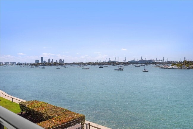 Building Photo - 1000 Venetian Way