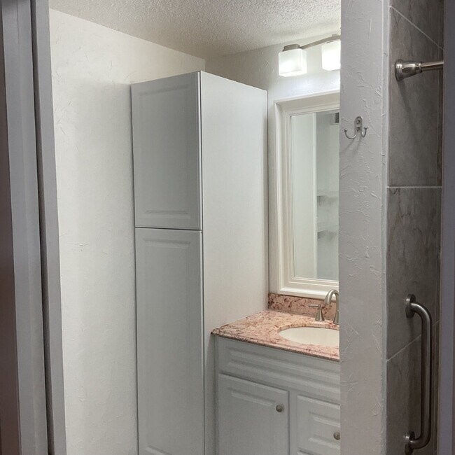 Building Photo - Charming 3-Bedroom Oasis with 2 Full Baths...