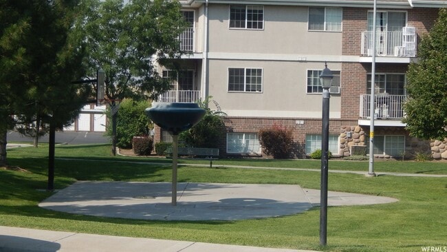 Building Photo - Darling Ground Floor Stonebrook Condo