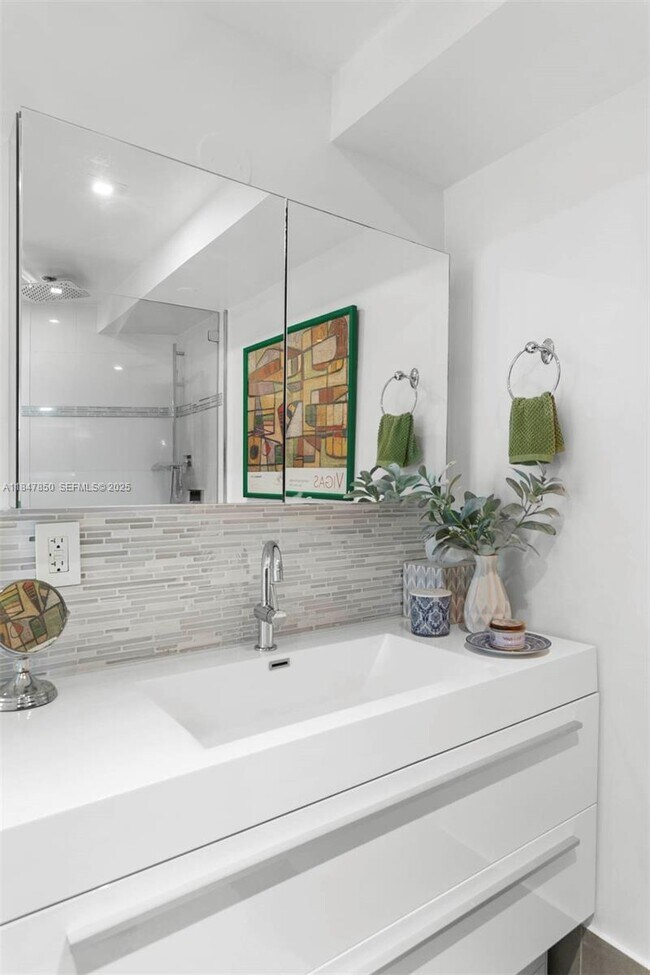 Building Photo - 2127 Brickell Ave