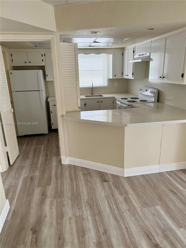 Building Photo - 9390 E Bay Harbor Dr