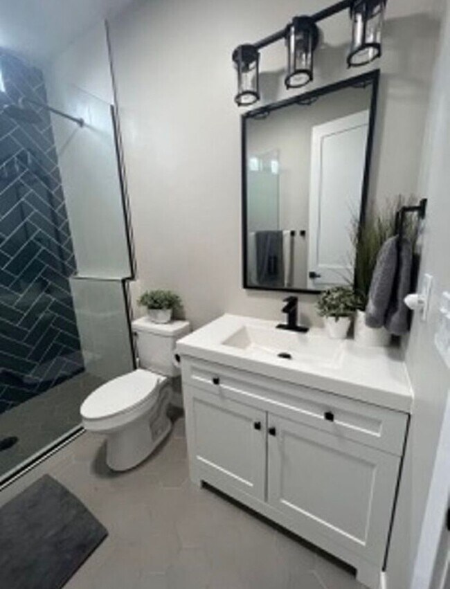 Building Photo - Beautiful, 6 Bedroom Home! 6 or 18 Month Lease!