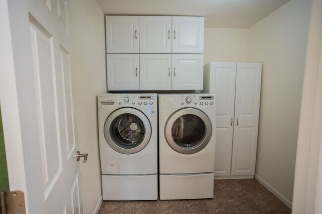 Building Photo - 2960 Newport Cir