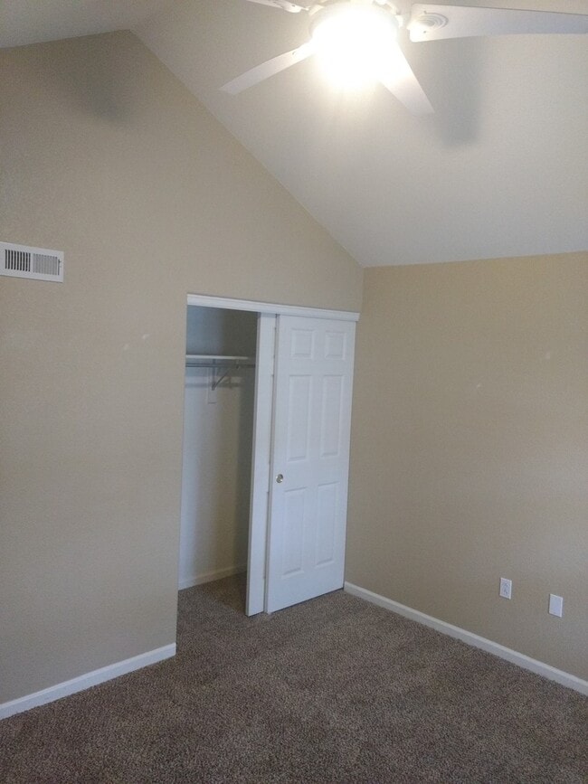 Building Photo - Inviting 2 Bedroom 2 Bath Top Floor Condo - Available August 10!