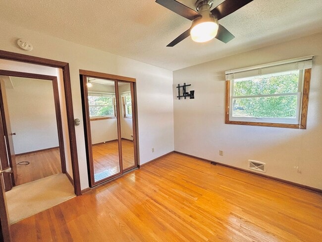 Building Photo - Sprawling 3bedroom 2bath Home in Roseville...