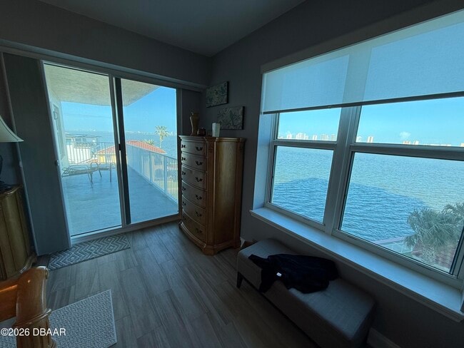 Building Photo - 2801 S Ridgewood Ave