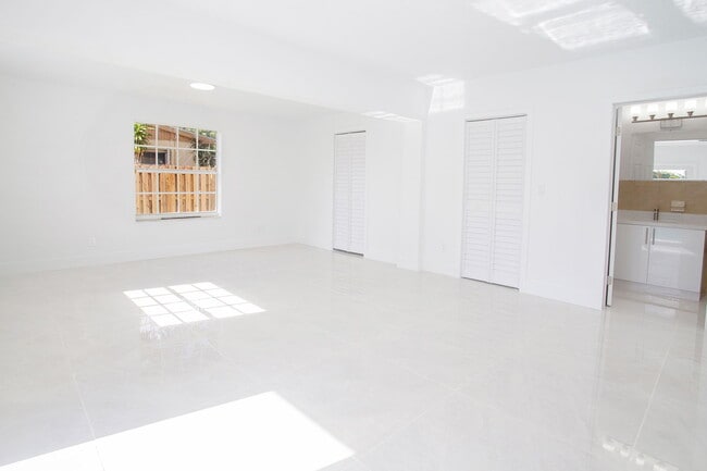 Building Photo - 17600 NE 2nd Ct