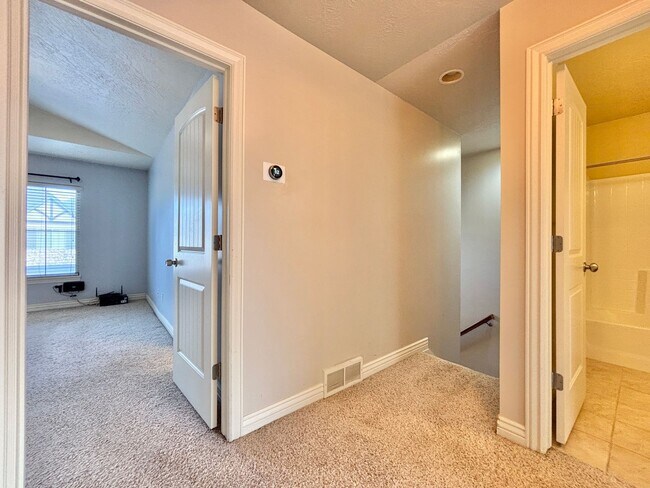 Building Photo - Lovely Townhome at Cottages on Ninth!