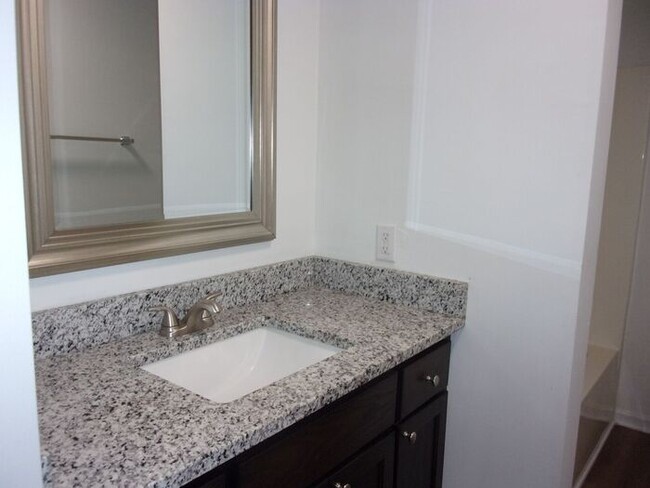 Building Photo - 3 Bedroom 2 Bath Home across from city park