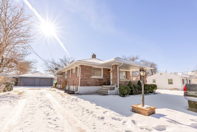 Building Photo - Charming 3 Bedroom Bungalow in West Valley