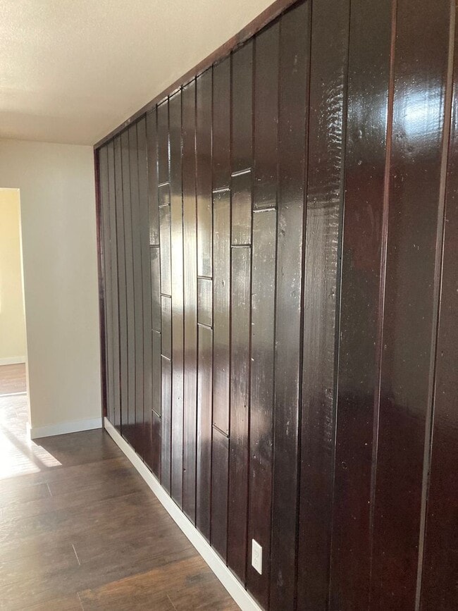 Building Photo - Spacious Multi-Level Apartment in the Hear...