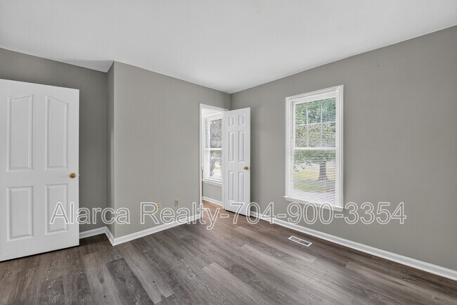 Building Photo - 3134 Driftwood Dr