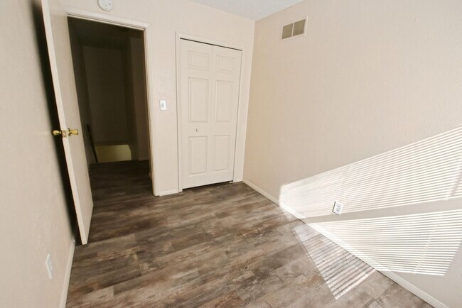 Building Photo - 3 Bedroom 1.5 Bath in North side of South ...