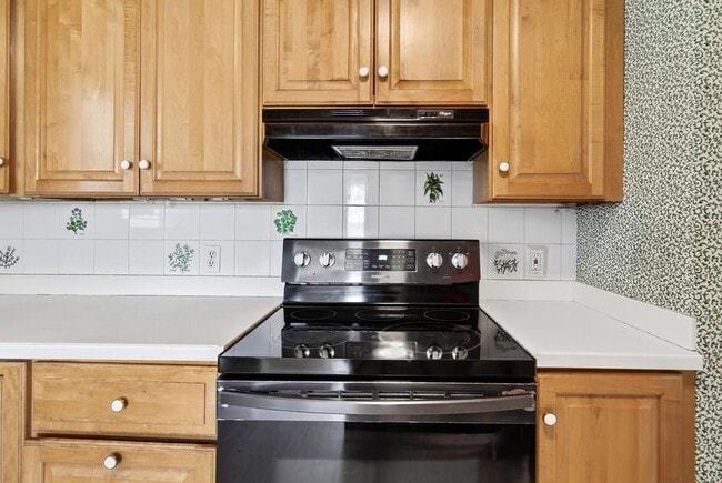 Building Photo - 6635 Blackwood Dr