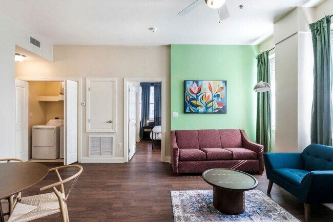 Building Photo - 925 Common St