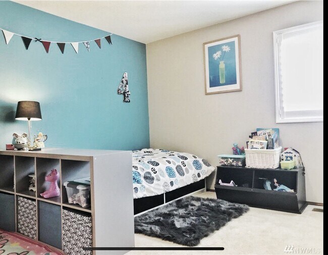 Building Photo - Open, bright and roomy with private backyard
