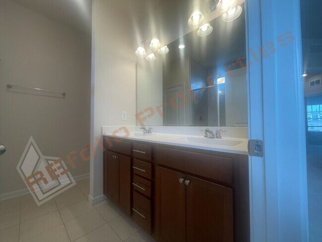 Building Photo - Luxury 3 Story 4 BD/3.5 Bath Townhome @ Sm...