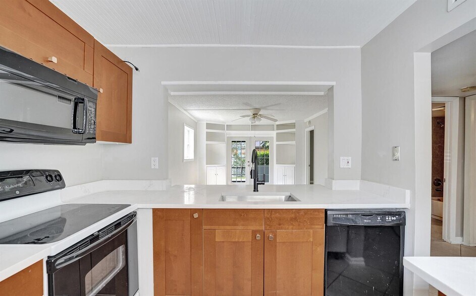 Building Photo - 10585 Royal Palm Blvd