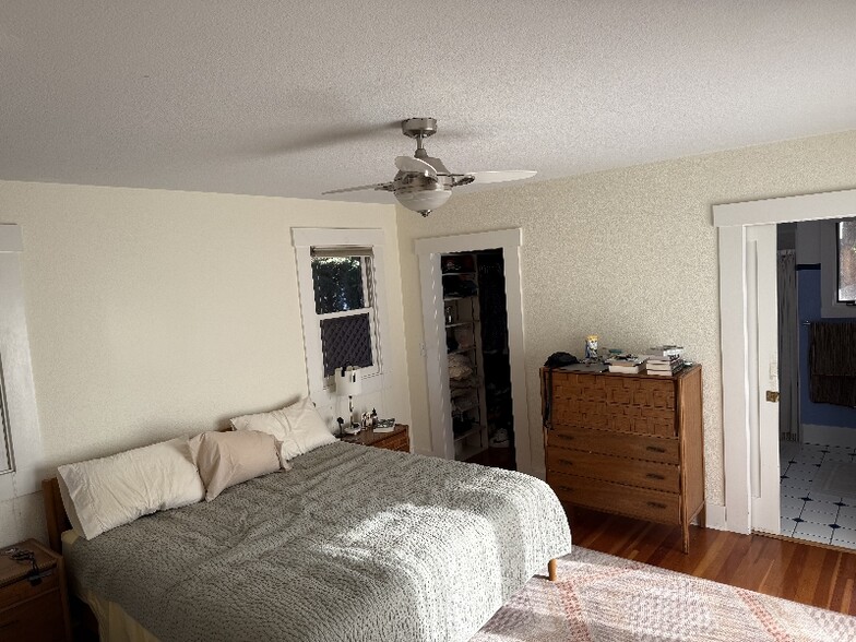 Building Photo - 588 S 15th St