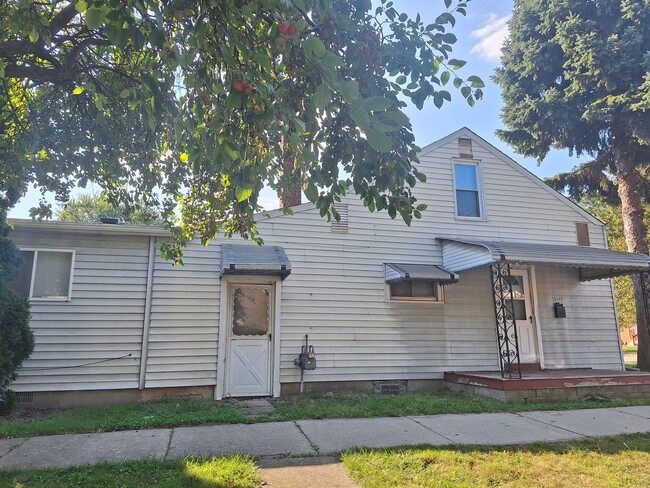 Primary Photo - Harper Woods bungalow