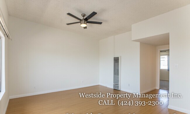 Building Photo - 1962 N Beachwood Dr