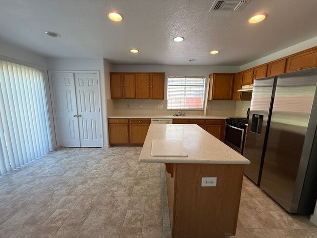 Building Photo - Beautiful Large 4 Bedroom 2.5 Bath Home