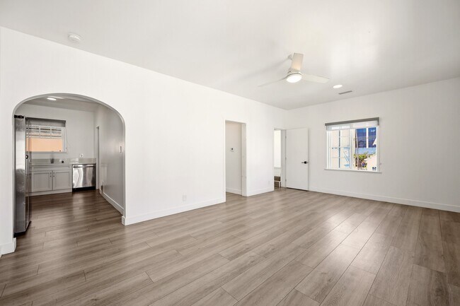 Building Photo - 1524 N Sycamore St