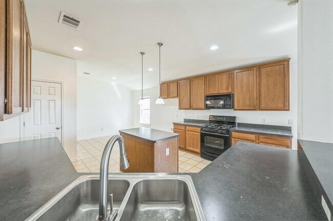 Building Photo - 18509 Sandy Bottom Dr