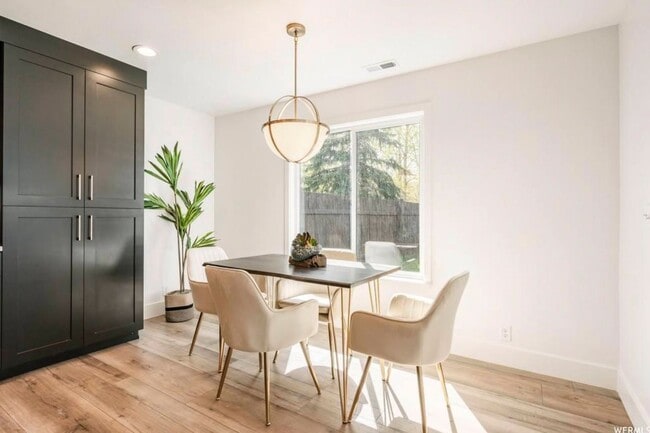 Building Photo - Designer Prospector Townhome