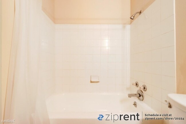 Building Photo - 2 br, 1 bath Townhome - 7384 Franklin Blvd...