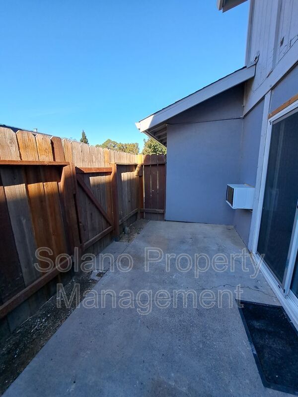 Building Photo - 145 Del Rey Ct