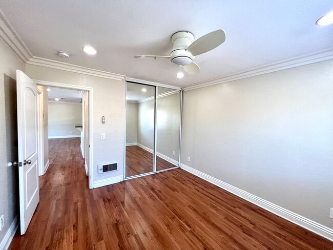 Building Photo - Bright Upstairs 2BR/1.5BA with Parking & G...