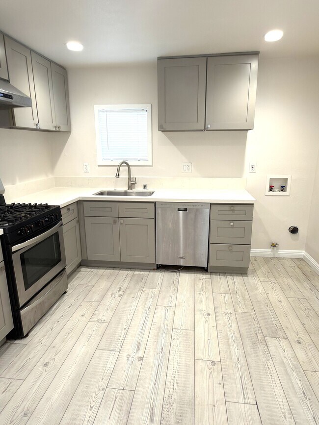 Building Photo - 1603 W 60th Pl