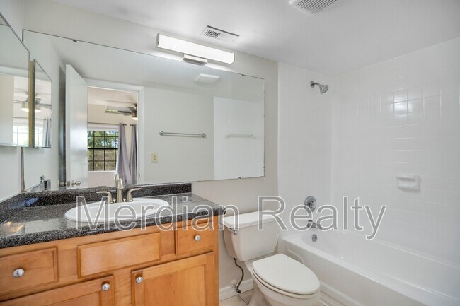 Building Photo - 305 Lakepointe Dr